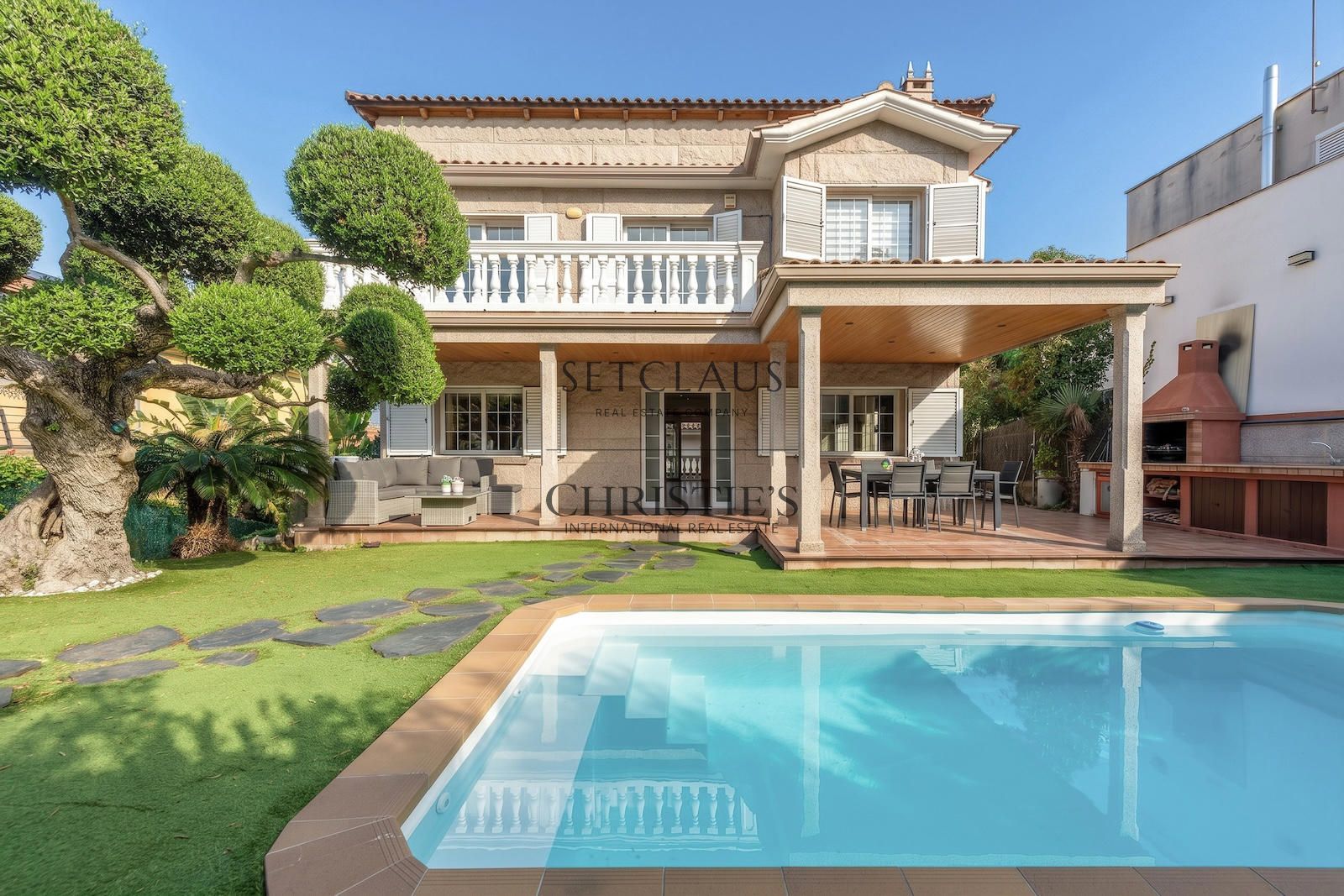 Comprar Chalet independiente con piscina, 5 habitaciones y vistas en Alella foto 1