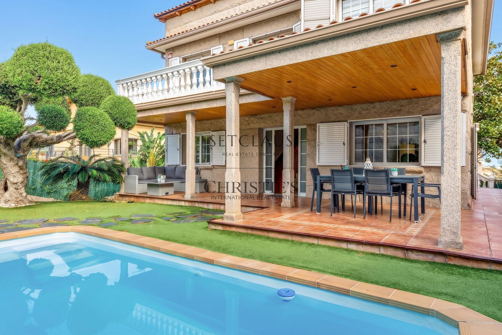 Comprar Chalet independiente con piscina, 5 habitaciones y vistas en Alella foto 2