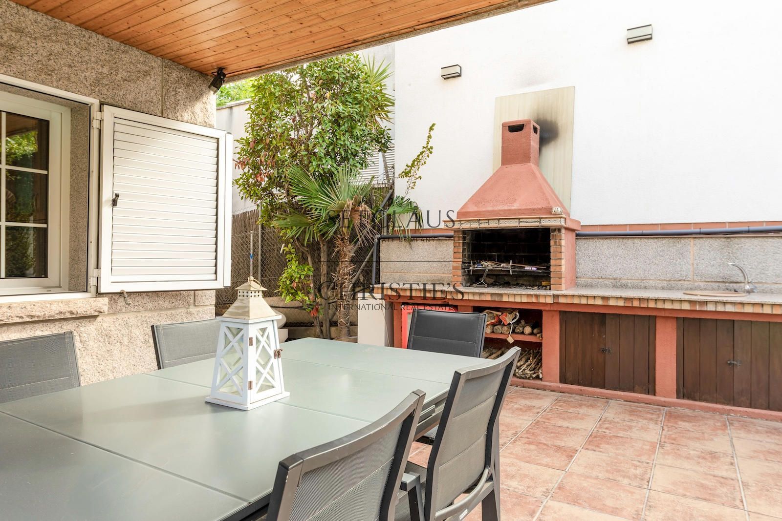 Comprar Chalet independiente con piscina, 5 habitaciones y vistas en Alella foto 5