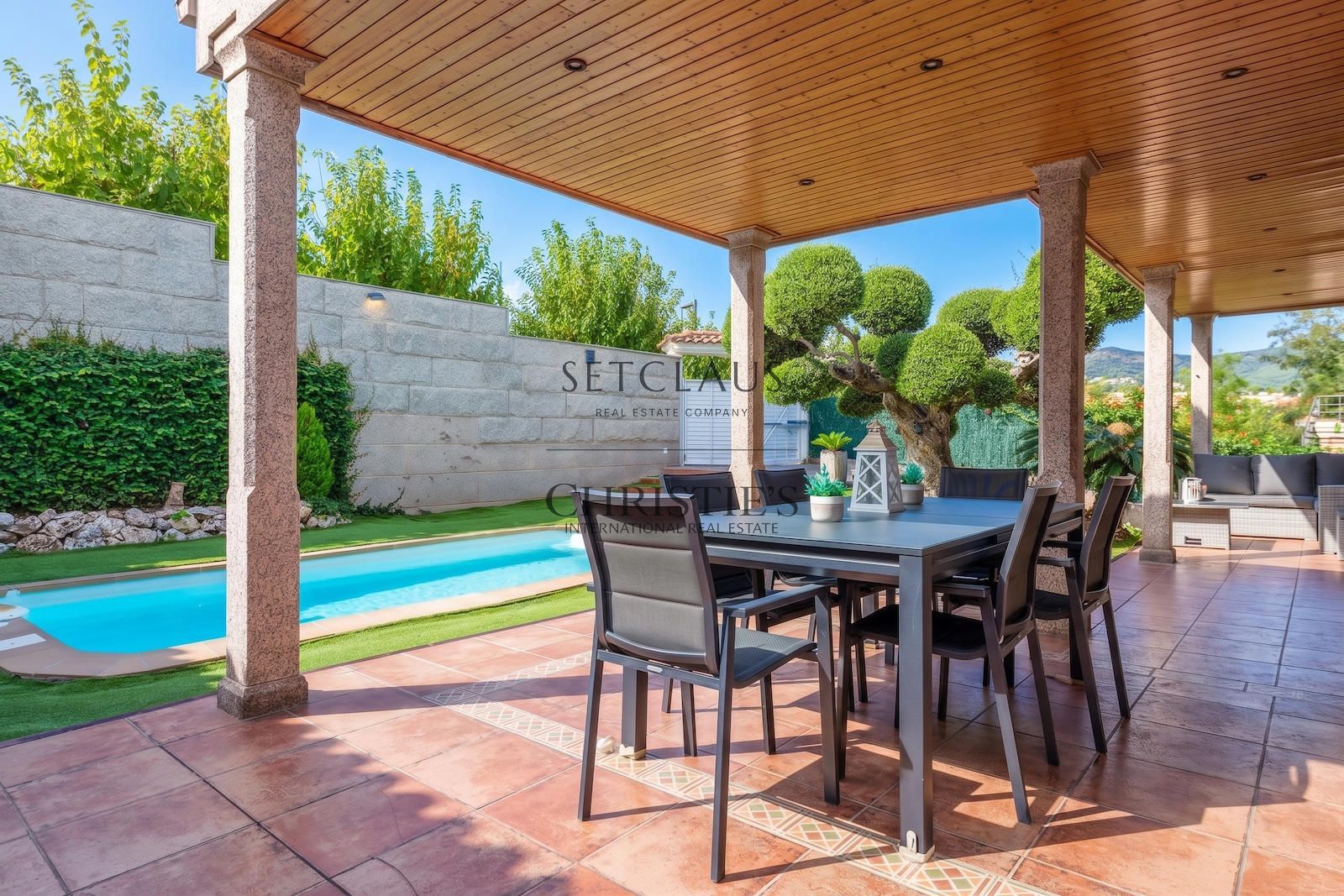 Comprar Chalet independiente con piscina, 5 habitaciones y vistas en Alella foto 3