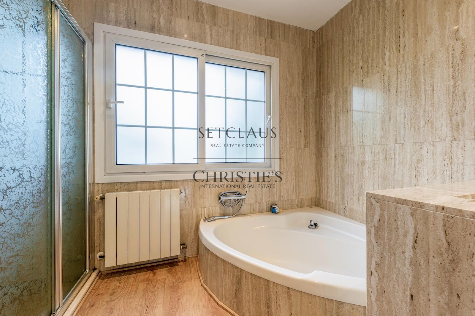 Comprar Chalet independiente con piscina, 5 habitaciones y vistas en Alella foto 27