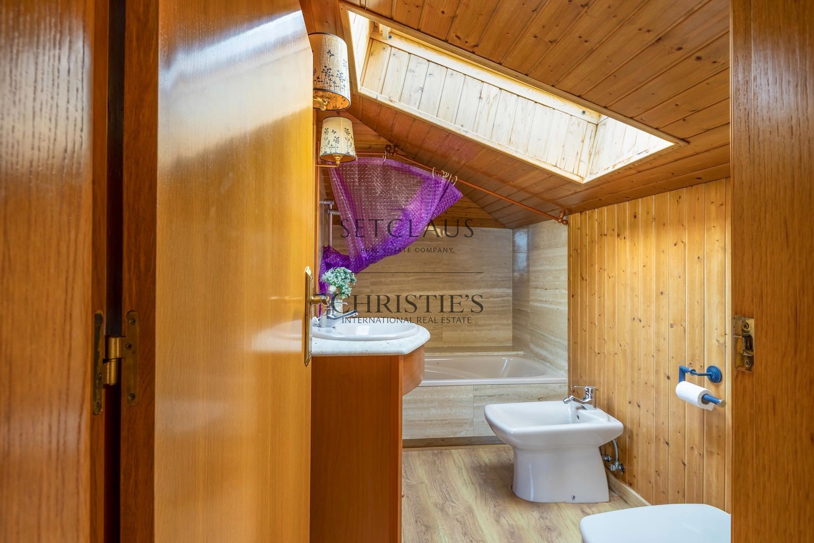 Comprar Chalet independiente con piscina, 5 habitaciones y vistas en Alella foto 36