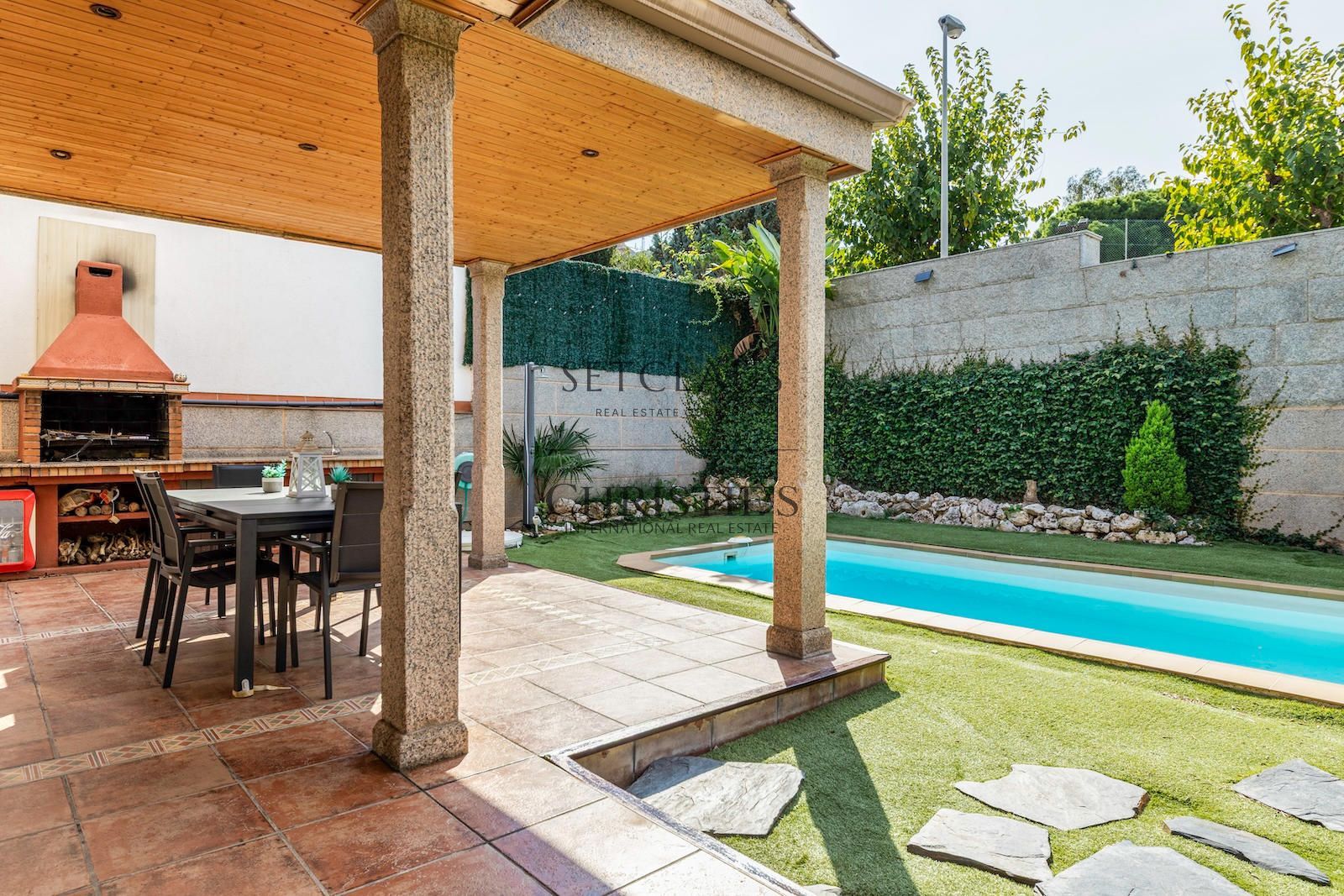 Comprar Chalet independiente con piscina, 5 habitaciones y vistas en Alella foto 4