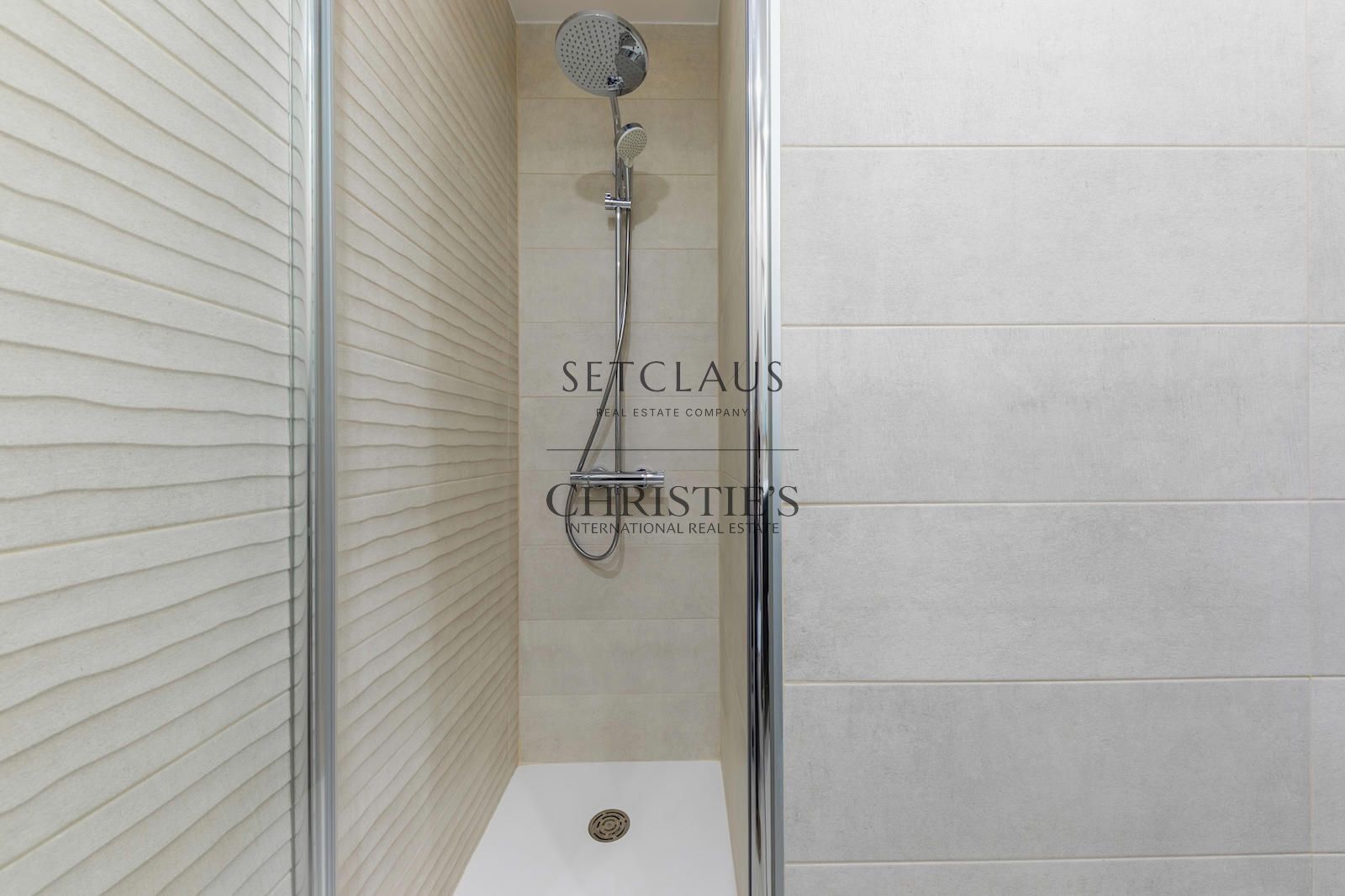 Comprar Àtic amb terrassa de 15 m², zona comunitària i pàrquing doble foto 16