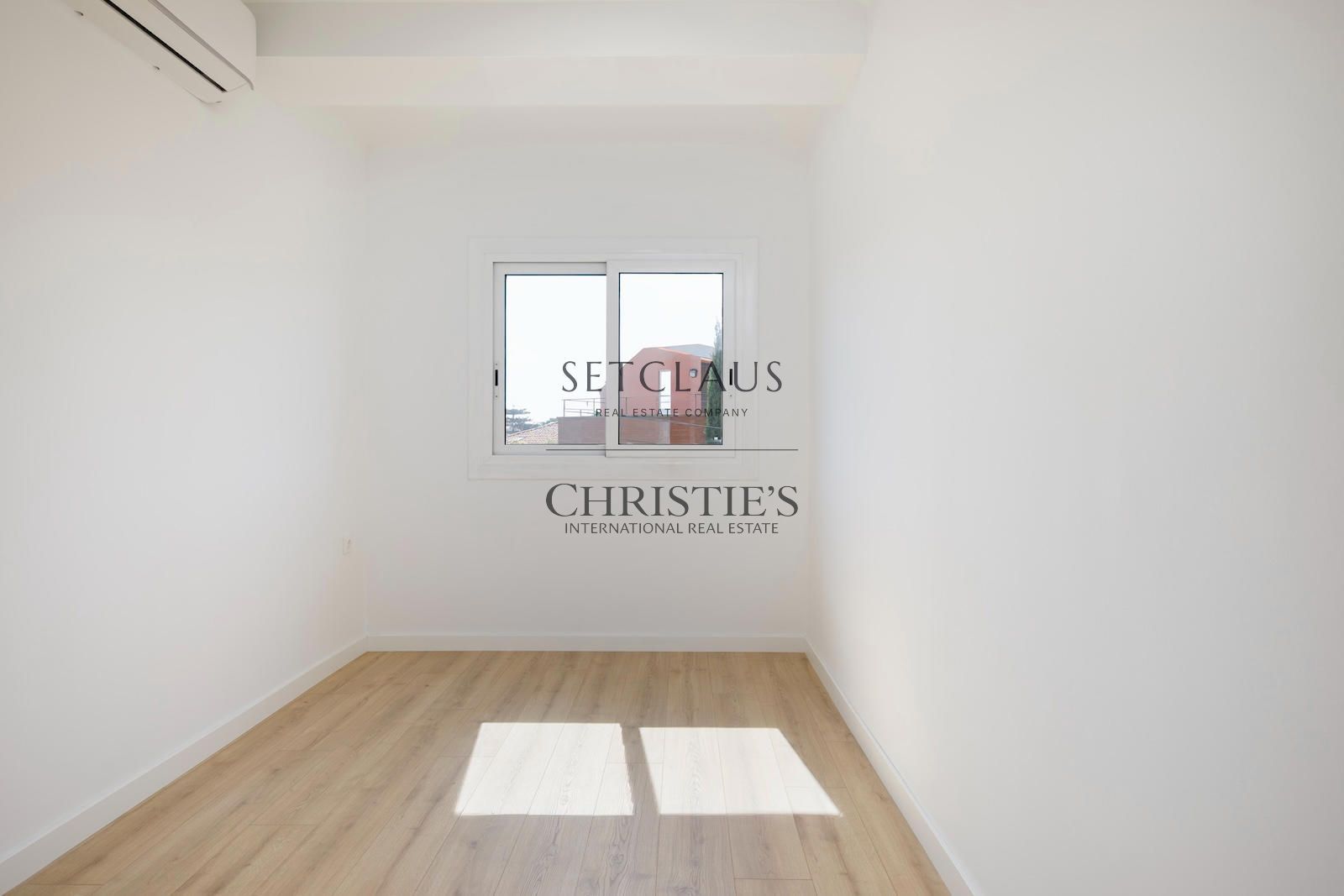 Comprar Casa reformada con jardín y piscina privada en Alella foto 14