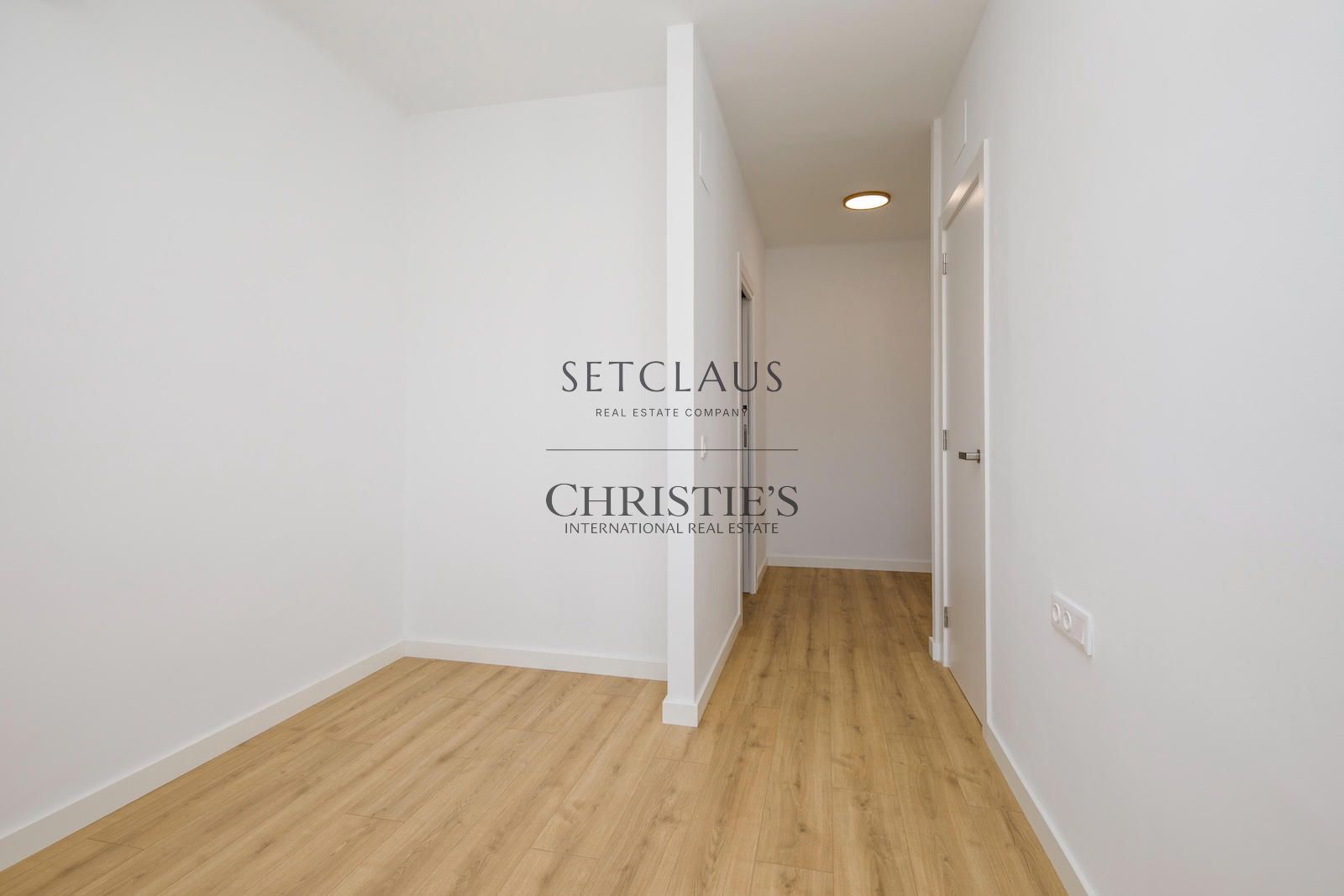 Comprar Casa reformada con jardín y piscina privada en Alella foto 16