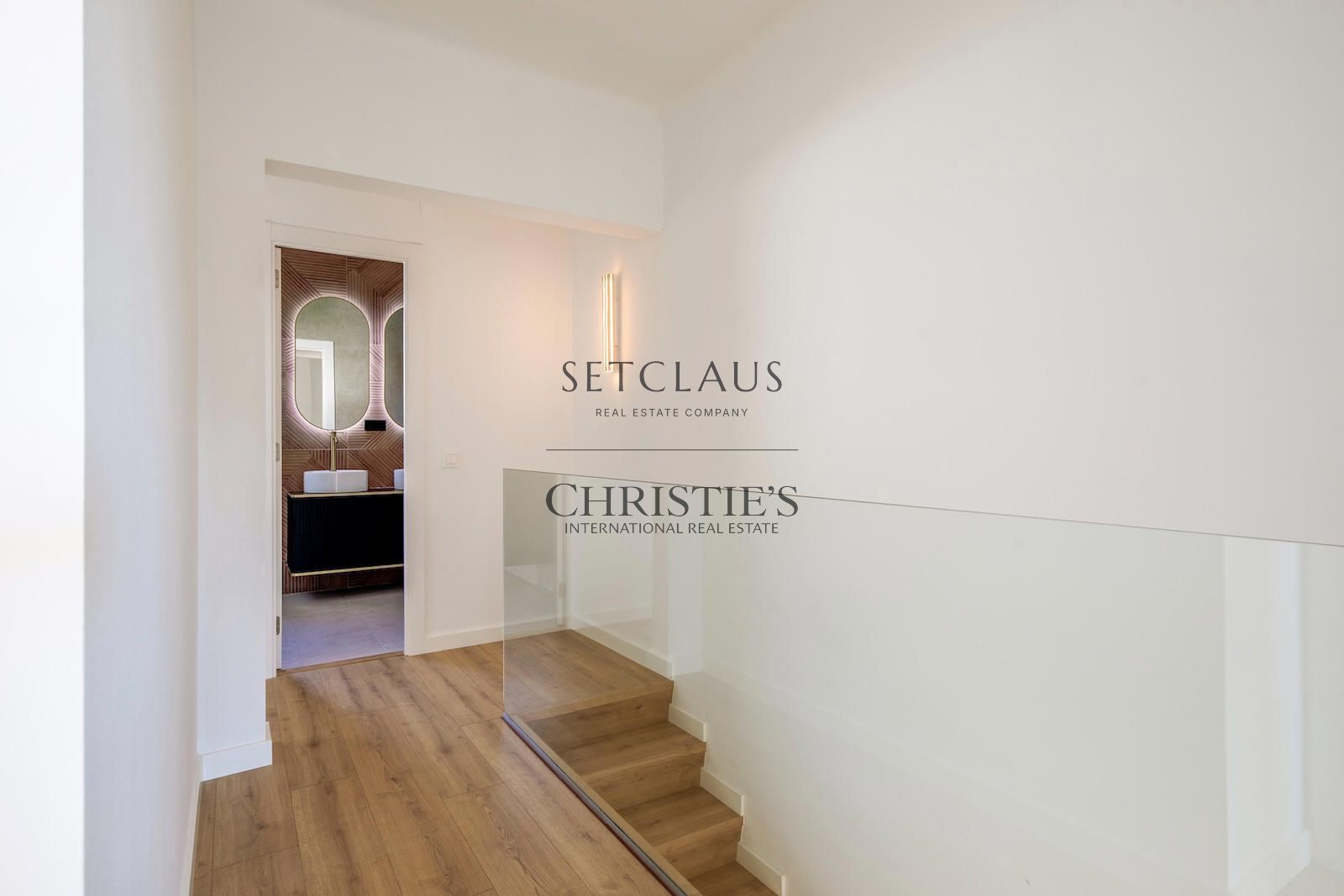Comprar Casa reformada con jardín y piscina privada en Alella foto 9