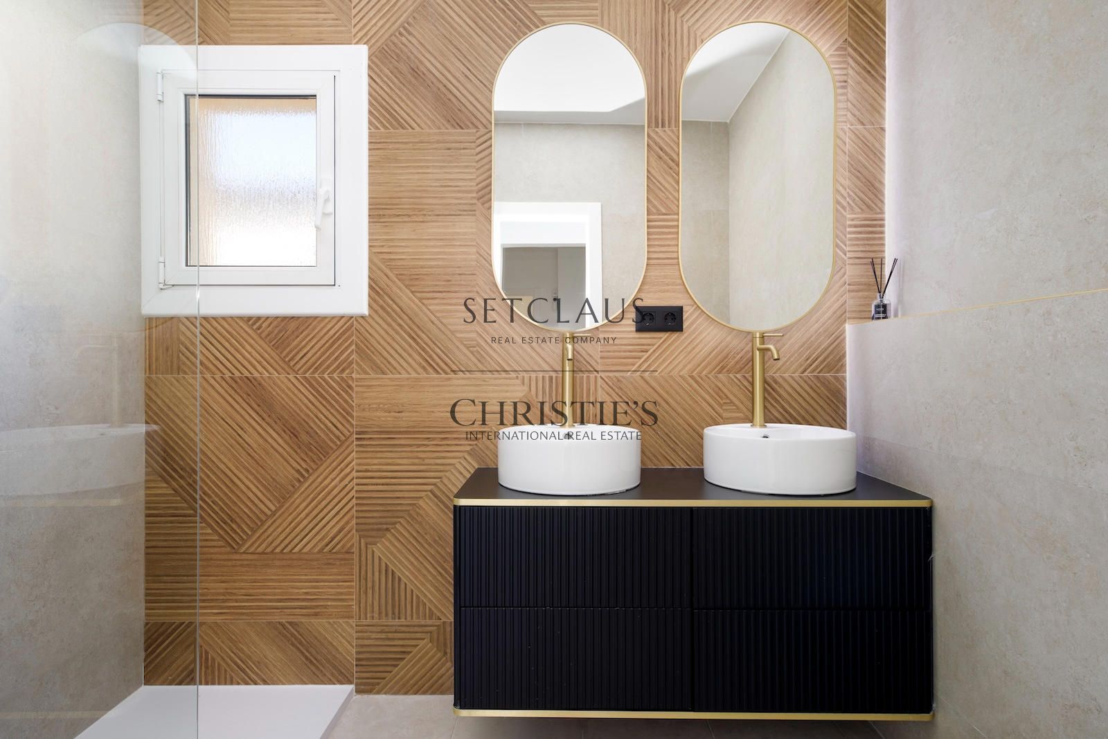 Comprar Casa reformada con jardín y piscina privada en Alella foto 11