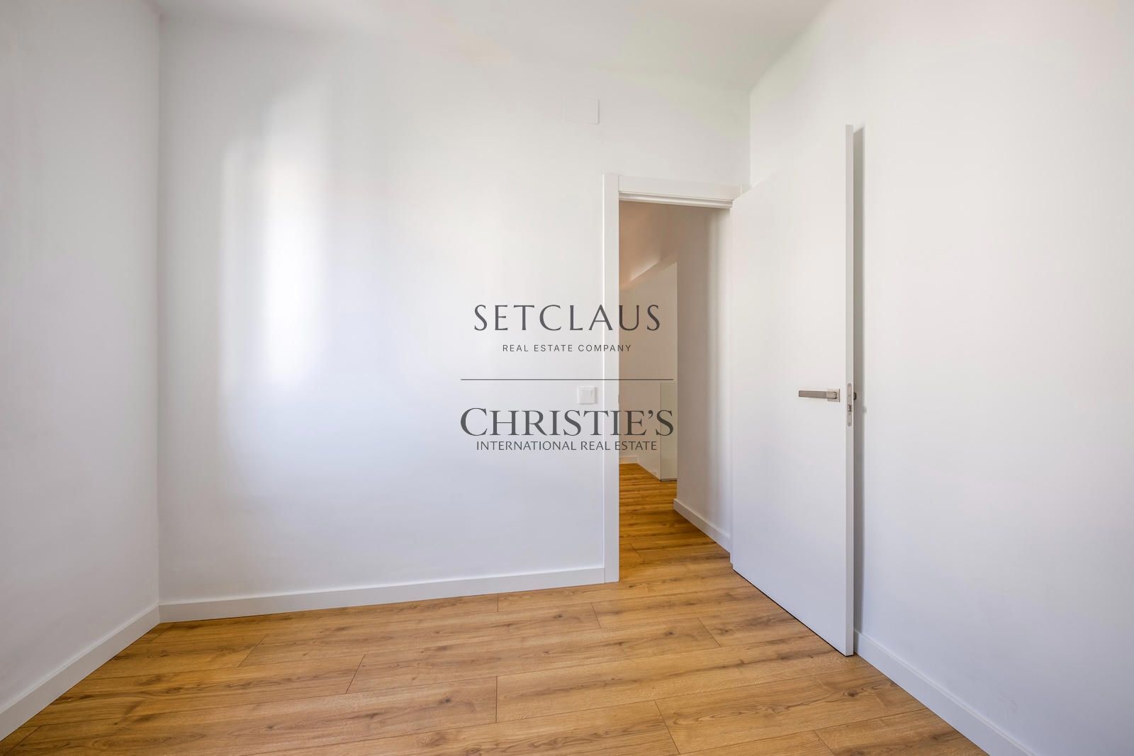 Comprar Casa reformada con jardín y piscina privada en Alella foto 23