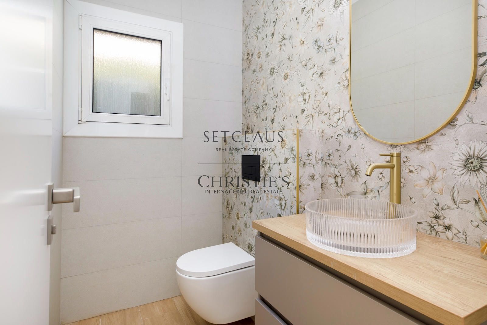 Comprar Casa reformada con jardín y piscina privada en Alella foto 7