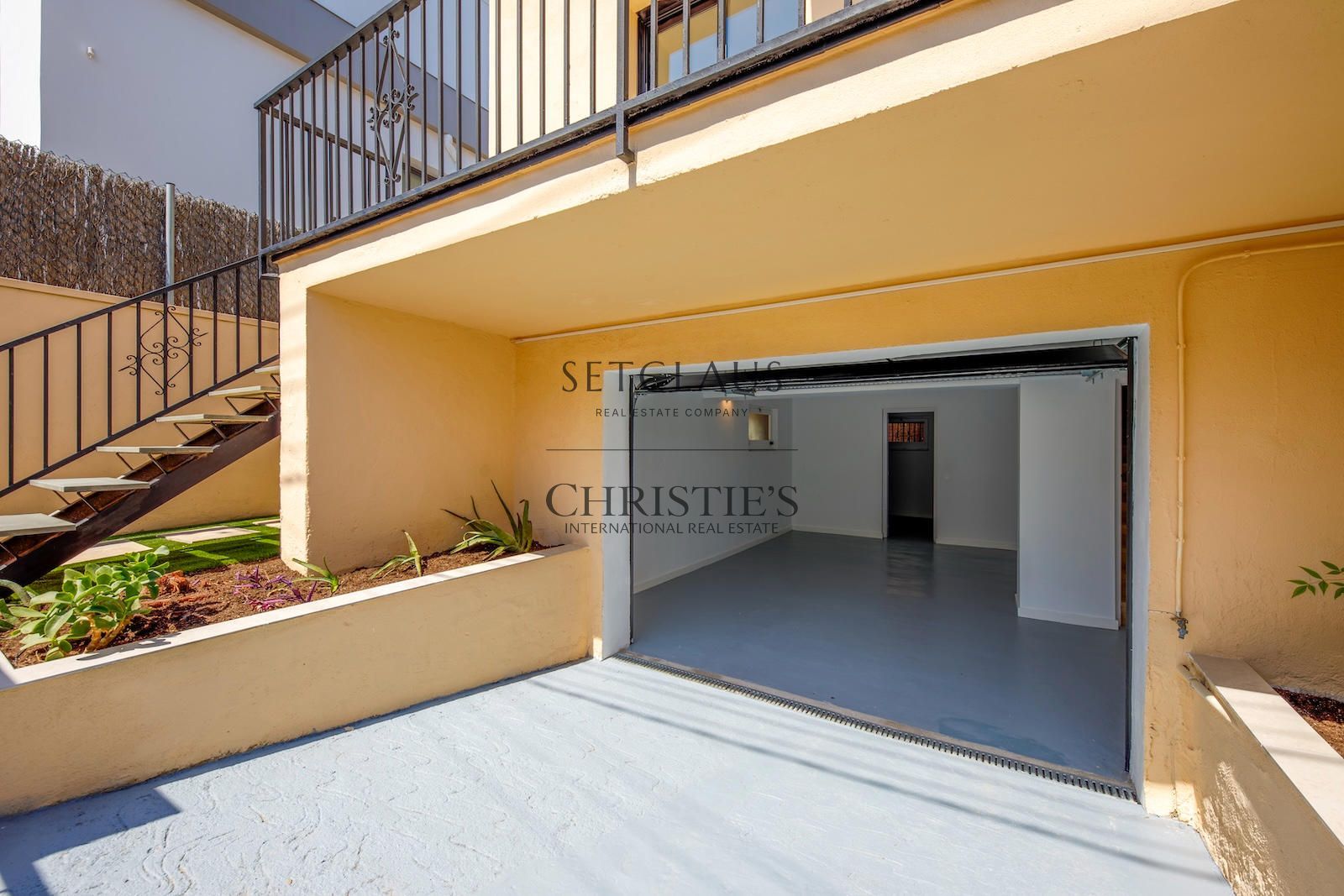 Comprar Casa reformada con jardín y piscina privada en Alella foto 31