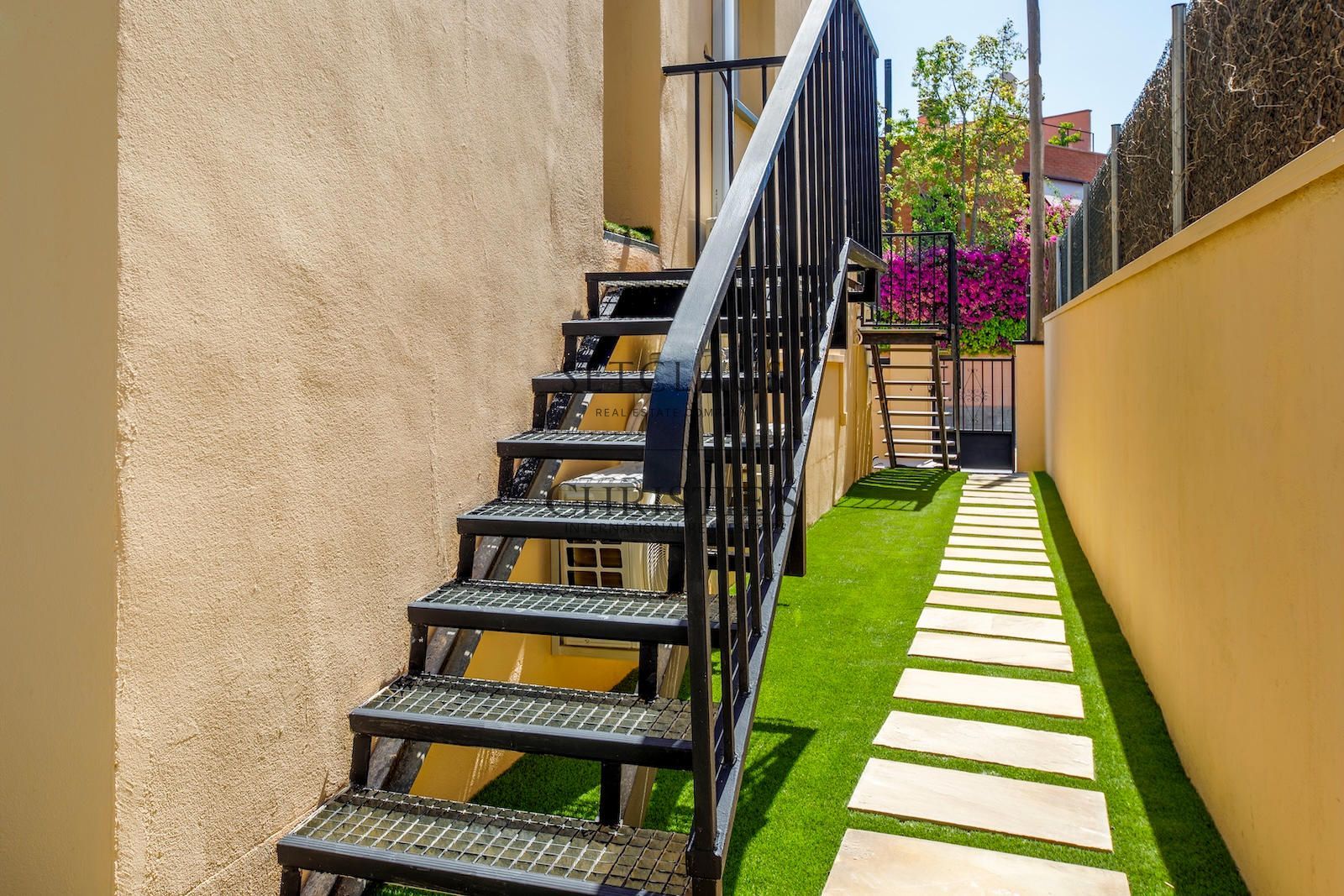 Comprar Casa reformada con jardín y piscina privada en Alella foto 30