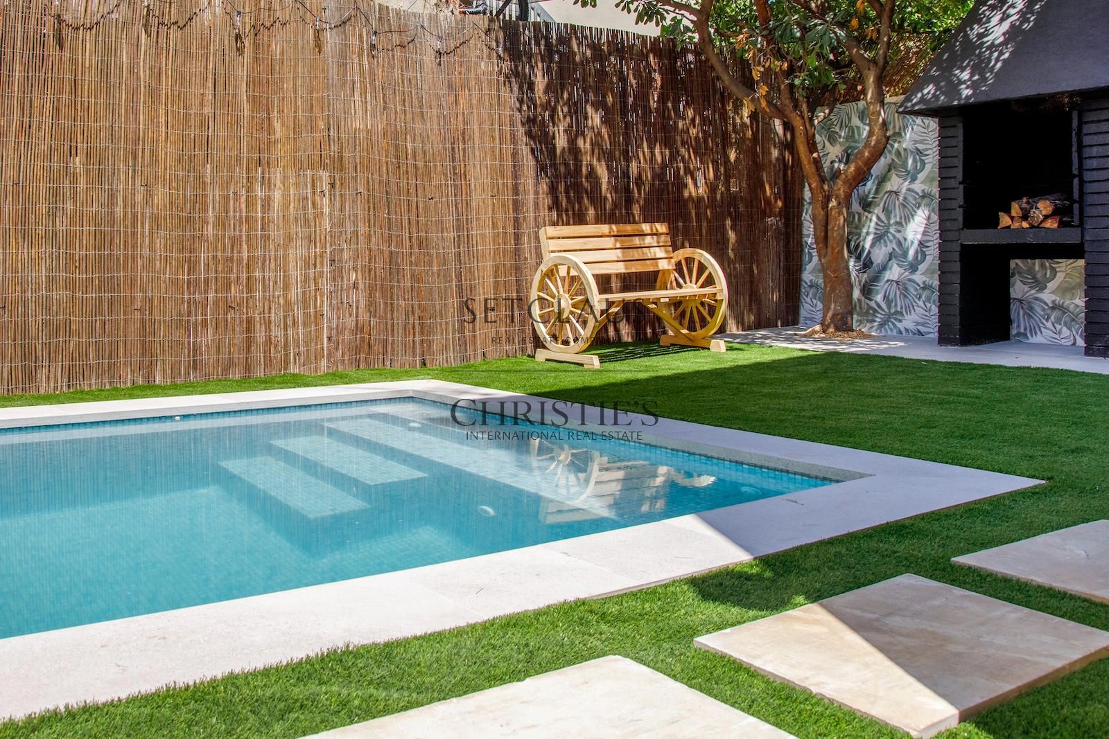 Comprar Casa reformada con jardín y piscina privada en Alella foto 25