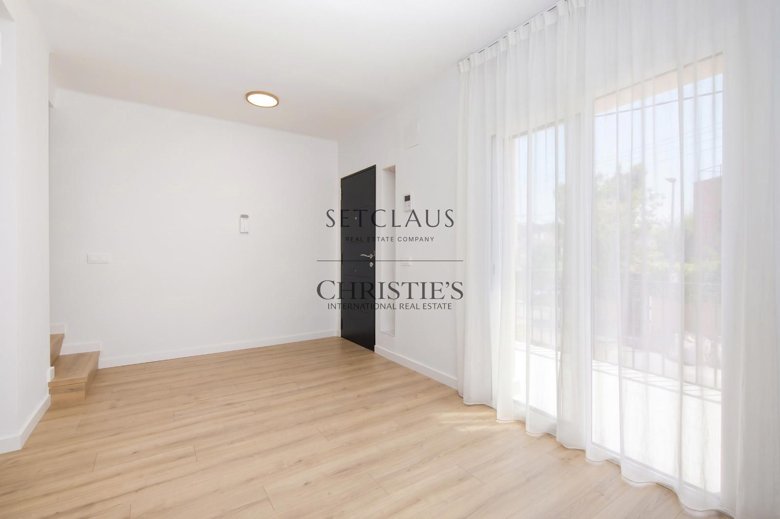 Comprar Casa reformada con jardín y piscina privada en Alella foto 8