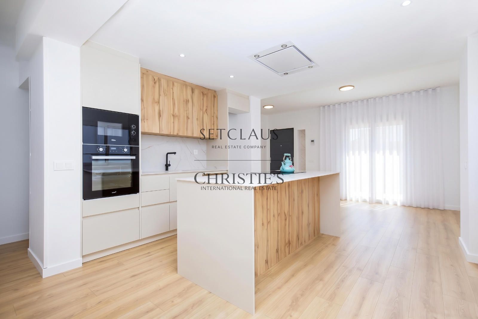 Comprar Casa reformada con jardín y piscina privada en Alella foto 2