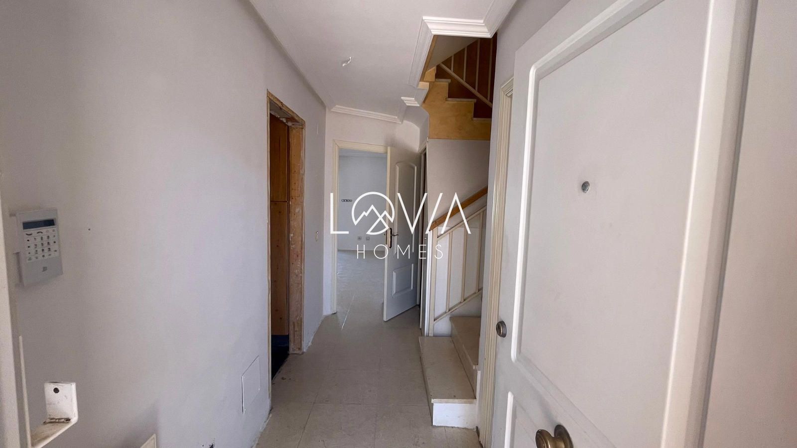 Chalet Adosado en urbanización con piscina en Parla - Foto 4