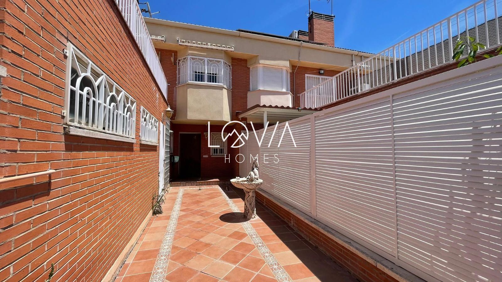 Chalet Adosado en urbanización con piscina en Parla - Foto 3