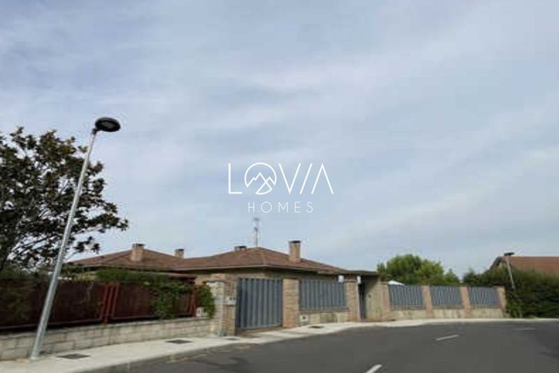 Chalet Independiente en venta Valencia De Don Juan, León. Ref: 3188. LOVIA HOMES