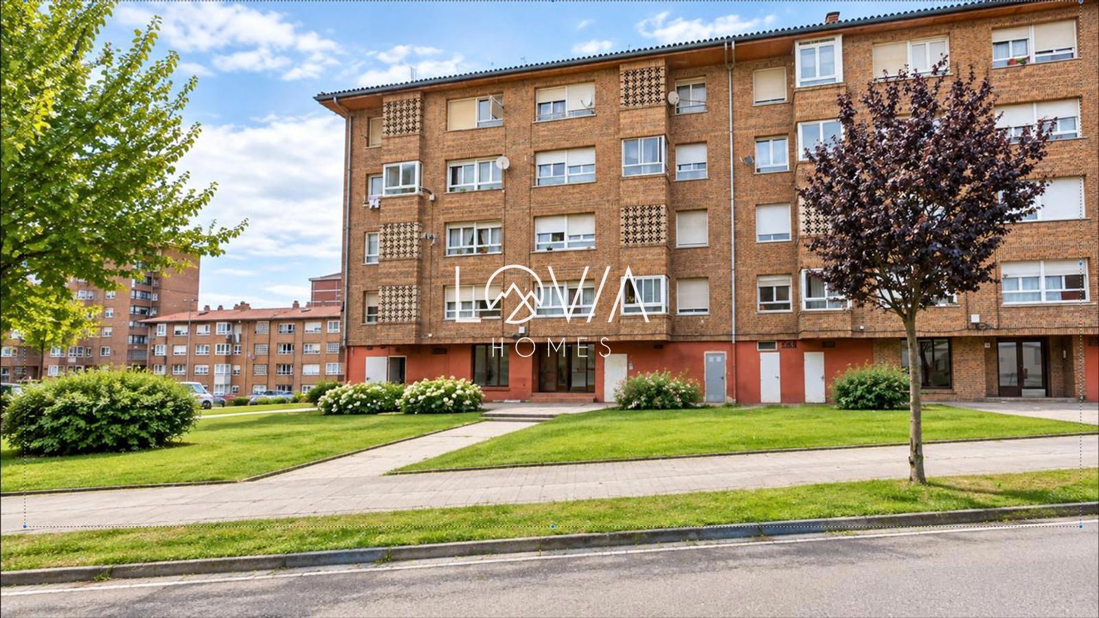 FACAHADA PORTAL 76 Y JARDINES COMUNITARIOS - Piso de 87 m2 en Cardenal Herrera Oria (Santander)