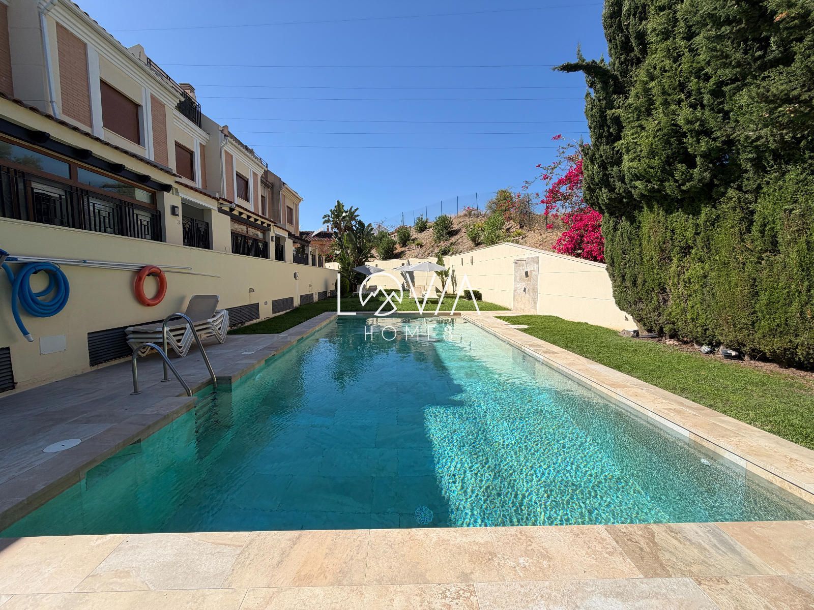 CHALET PAREADO EN UNA DE LAS MEJORES ZONAS DE MÁLAGA - Foto 1
