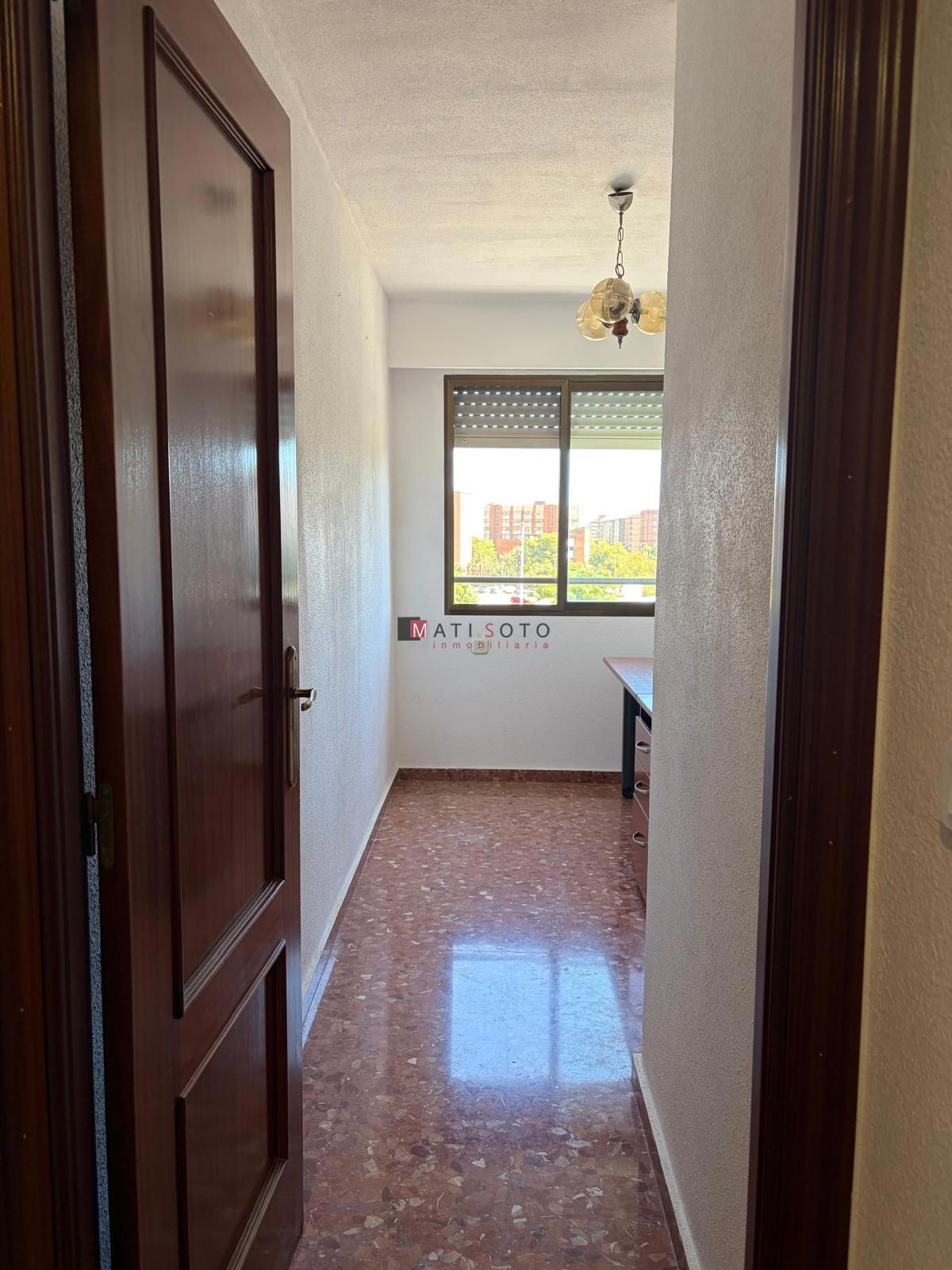AMPLIO PISO DE 4 HABITACIONES CON GARAJE EN AVENIDA TRES CRUCES! - Foto 3