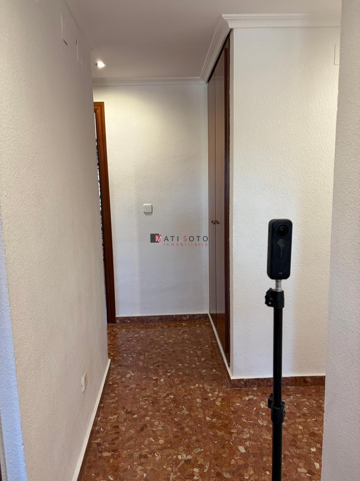 AMPLIO PISO DE 4 HABITACIONES CON GARAJE EN AVENIDA TRES CRUCES! - Foto 7