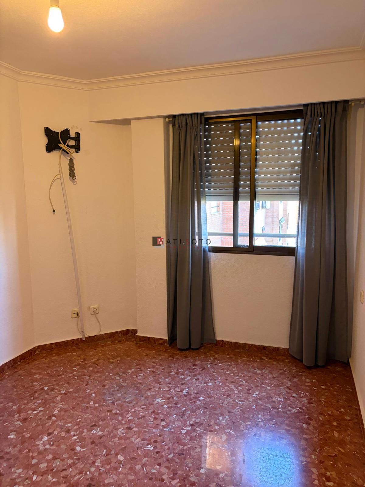AMPLIO PISO DE 4 HABITACIONES CON GARAJE EN AVENIDA TRES CRUCES! - Foto 14