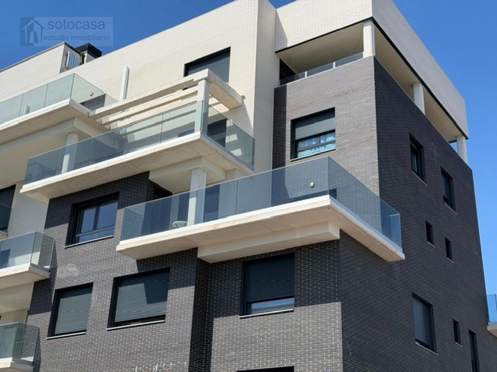 OBRA NUEVA. CASI A ESTRENAR. 2 DORM. Y 2 BAÑOS. GARAJE. PISCINA. TRASTERO. TERRAZA.