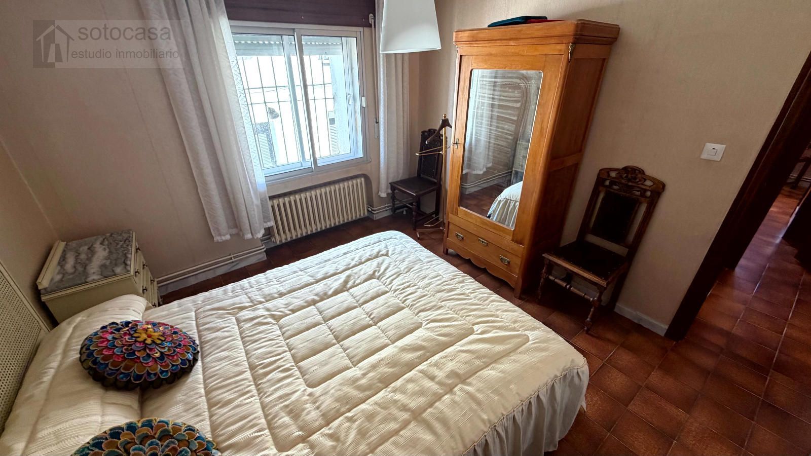 Casa de pueblo con patio de 100 metros !! 4 dormitorios. Para actualizar. - Foto 3