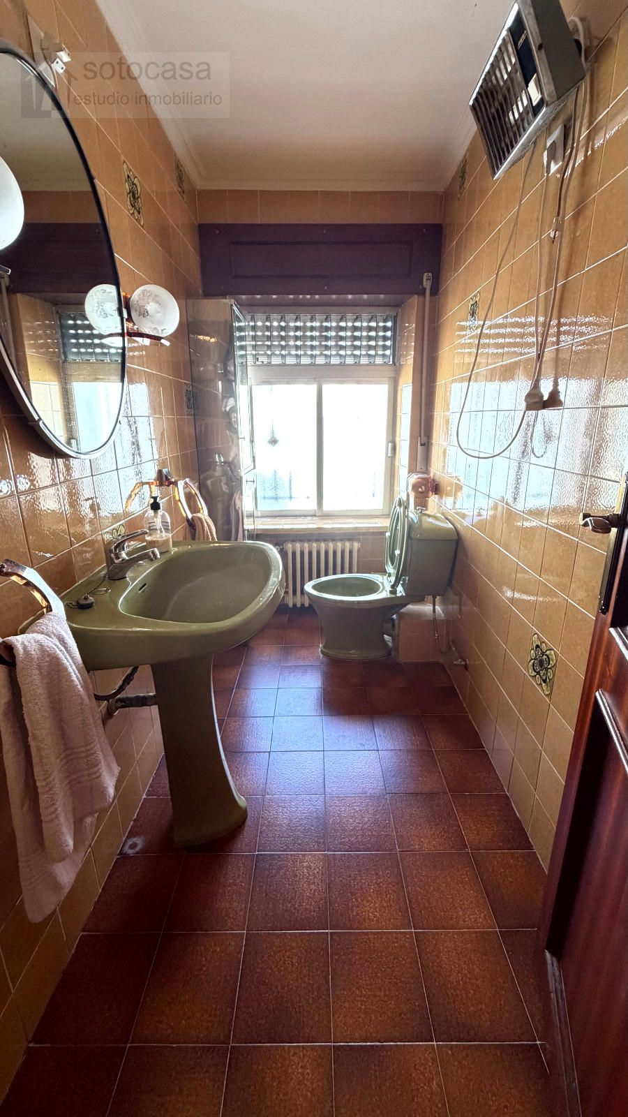 Casa de pueblo con patio de 100 metros !! 4 dormitorios. Para actualizar. - Foto 4