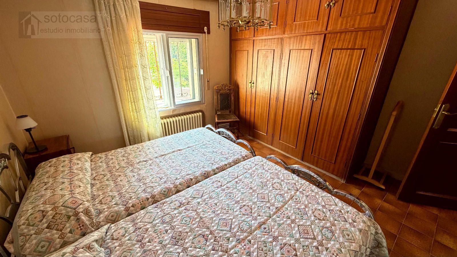 Casa de pueblo con patio de 100 metros !! 4 dormitorios. Para actualizar. - Foto 5
