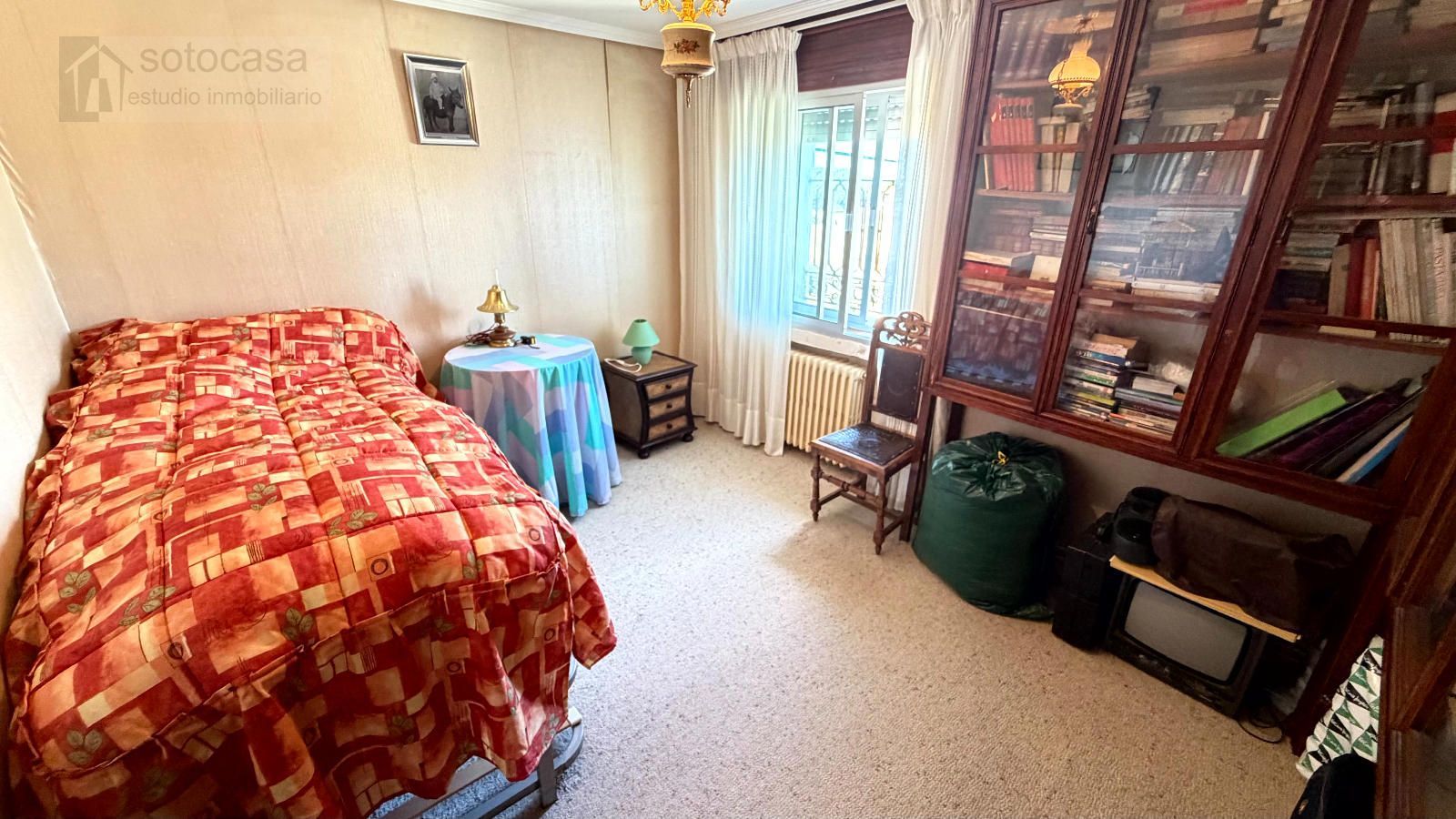 Casa de pueblo con patio de 100 metros !! 4 dormitorios. Para actualizar. - Foto 8