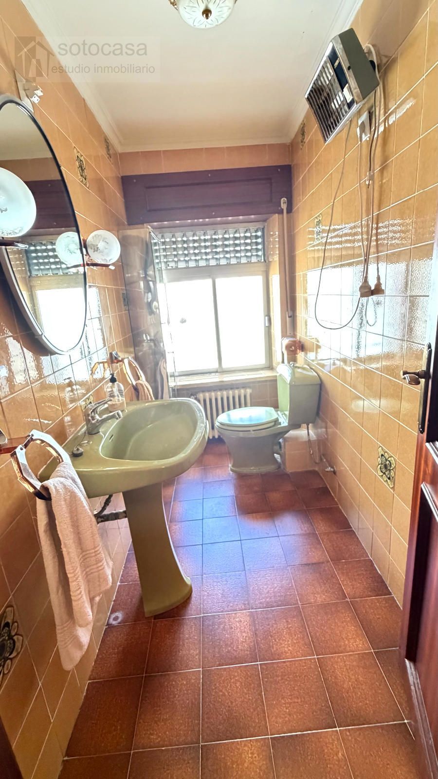 Casa de pueblo con patio de 100 metros !! 4 dormitorios. Para actualizar. - Foto 11