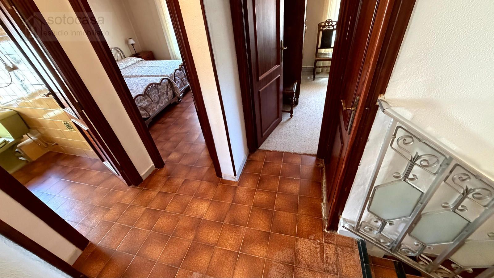 Casa de pueblo con patio de 100 metros !! 4 dormitorios. Para actualizar. - Foto 17