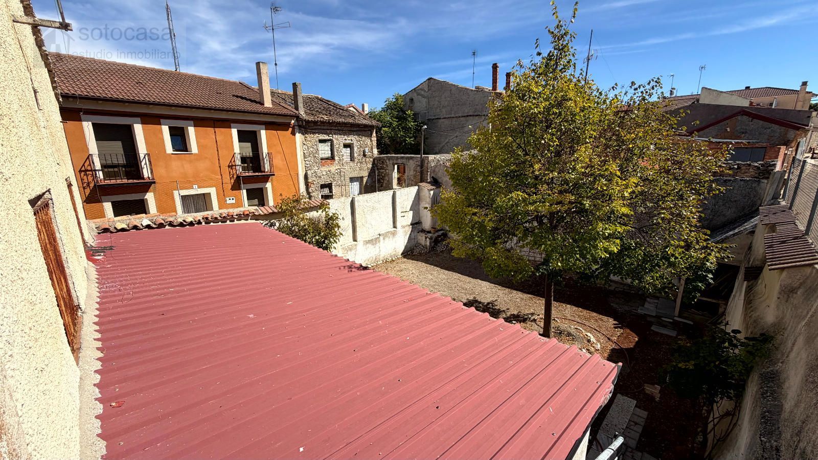 Casa de pueblo con patio de 100 metros !! 4 dormitorios. Para actualizar. - Foto 23