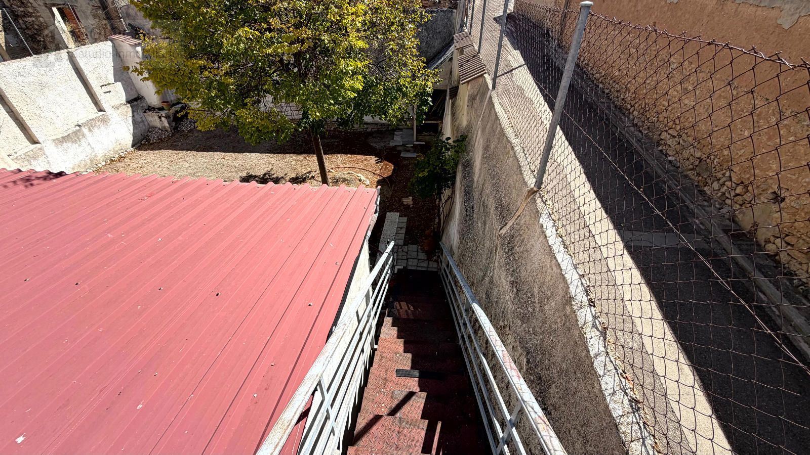 Casa de pueblo con patio de 100 metros !! 4 dormitorios. Para actualizar. - Foto 24