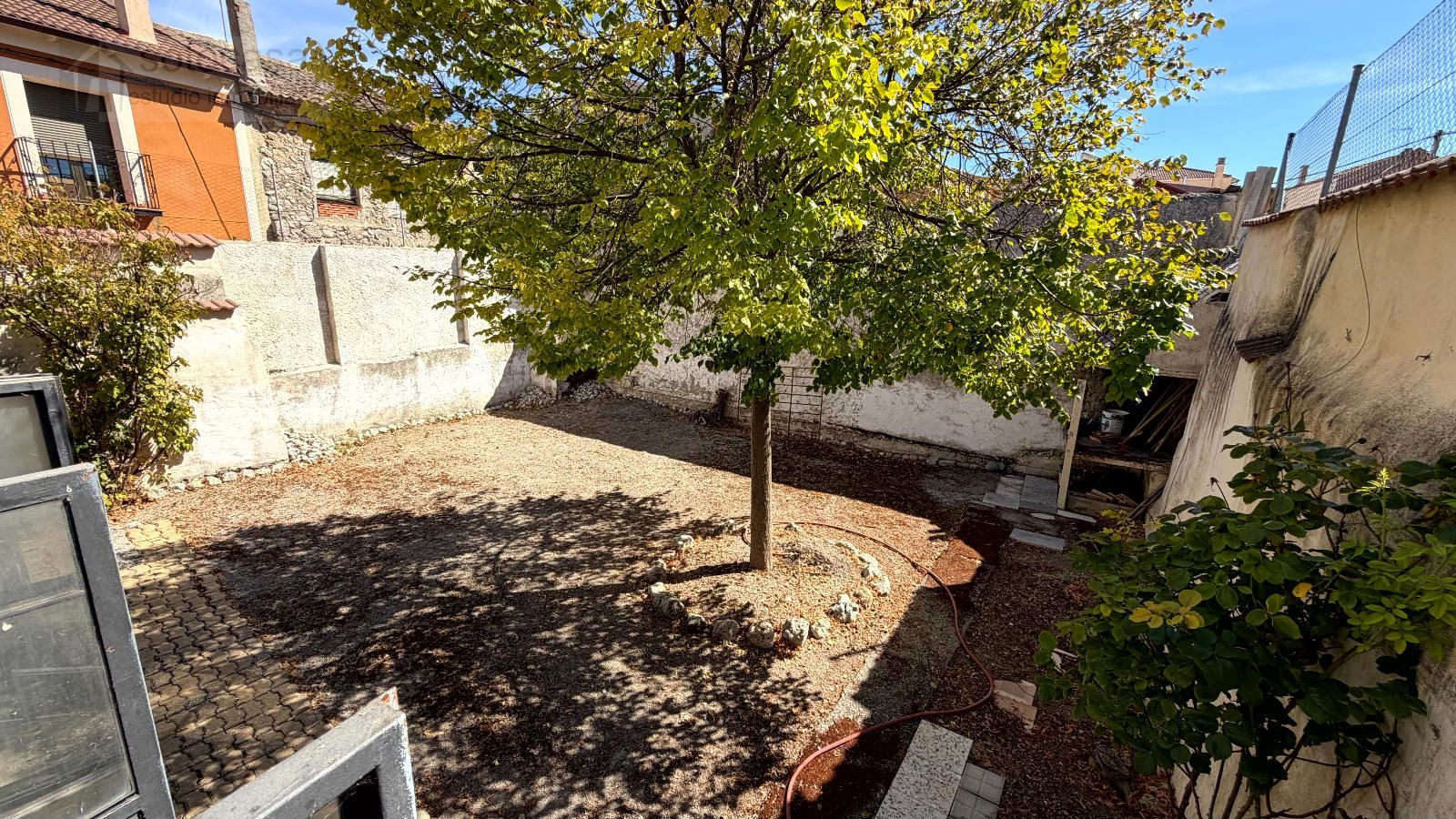 Casa de pueblo con patio de 100 metros !! 4 dormitorios. Para actualizar. - Foto 25
