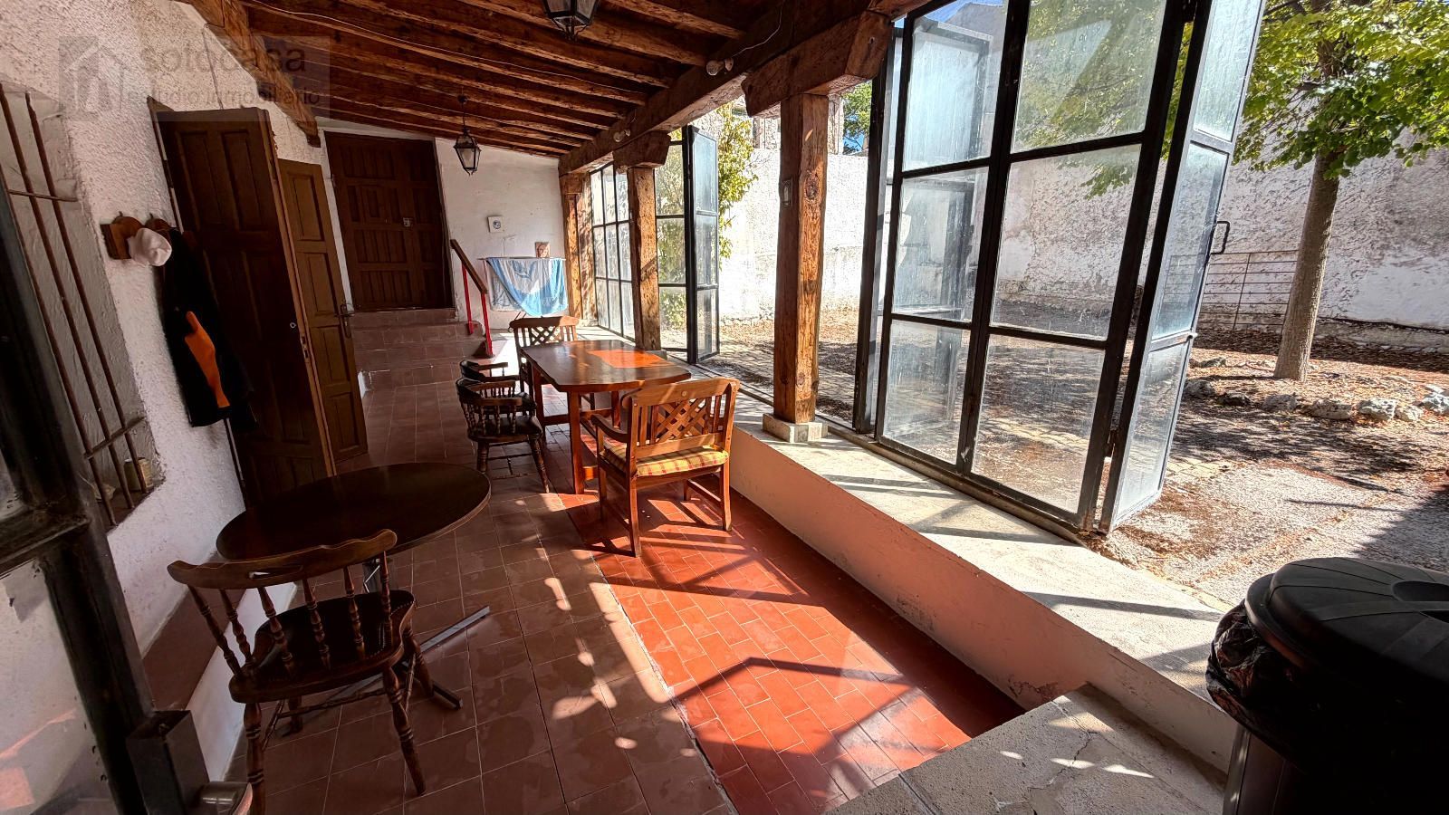 Casa de pueblo con patio de 100 metros !! 4 dormitorios. Para actualizar. - Foto 1