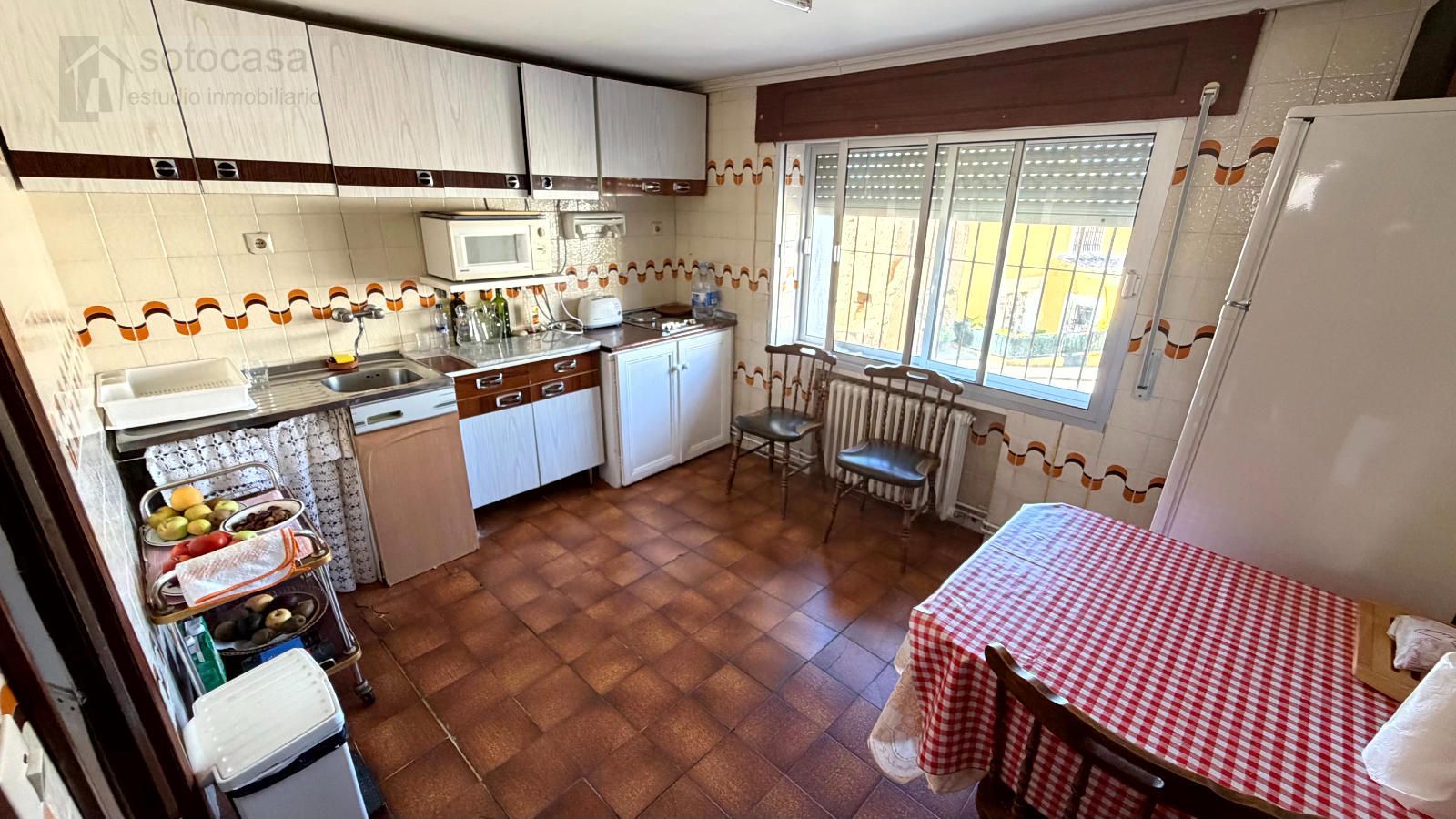 Casa de pueblo con patio de 100 metros !! 4 dormitorios. Para actualizar. - Foto 31