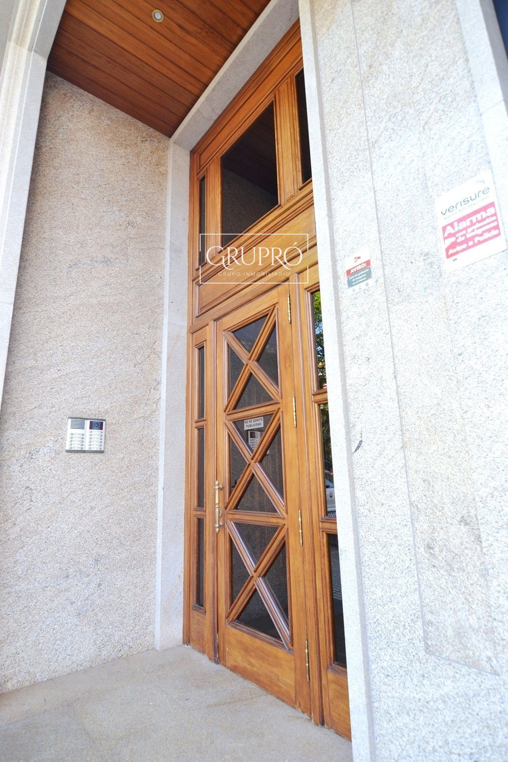 PISO AMUEBLADO DE 3 DORMITORIOS CON GARAJE EN HISPANIDAD