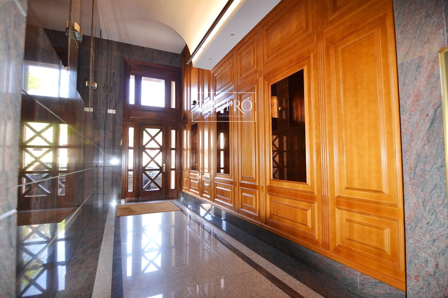 PISO AMUEBLADO DE 3 DORMITORIOS CON GARAJE EN HISPANIDAD