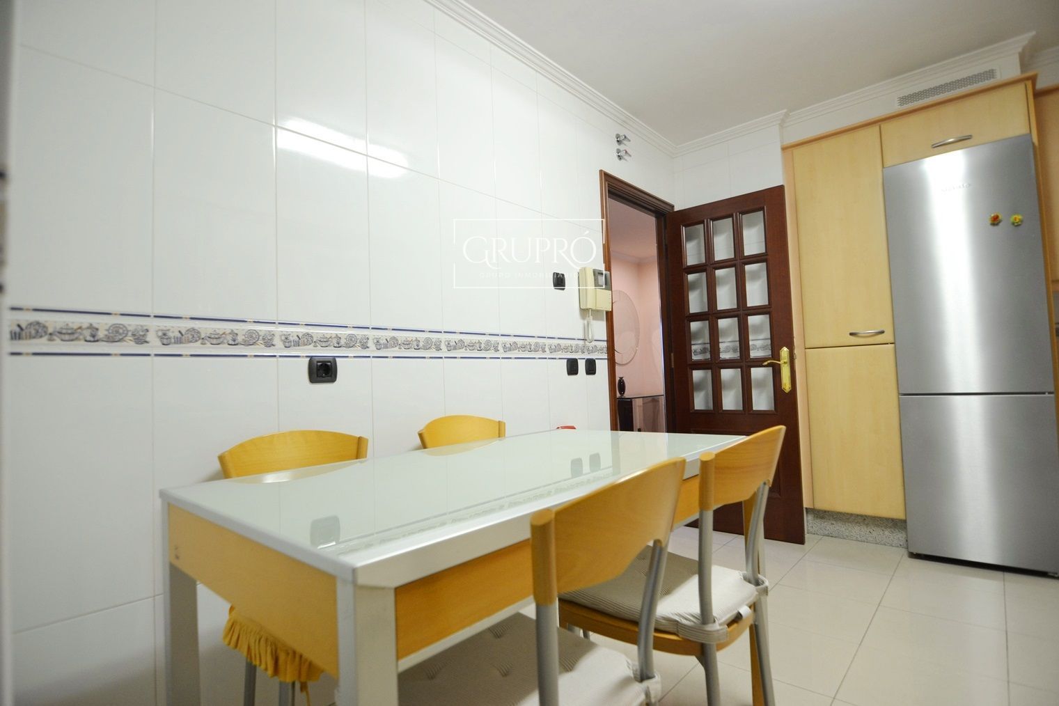 PISO AMUEBLADO DE 3 DORMITORIOS CON GARAJE EN HISPANIDAD