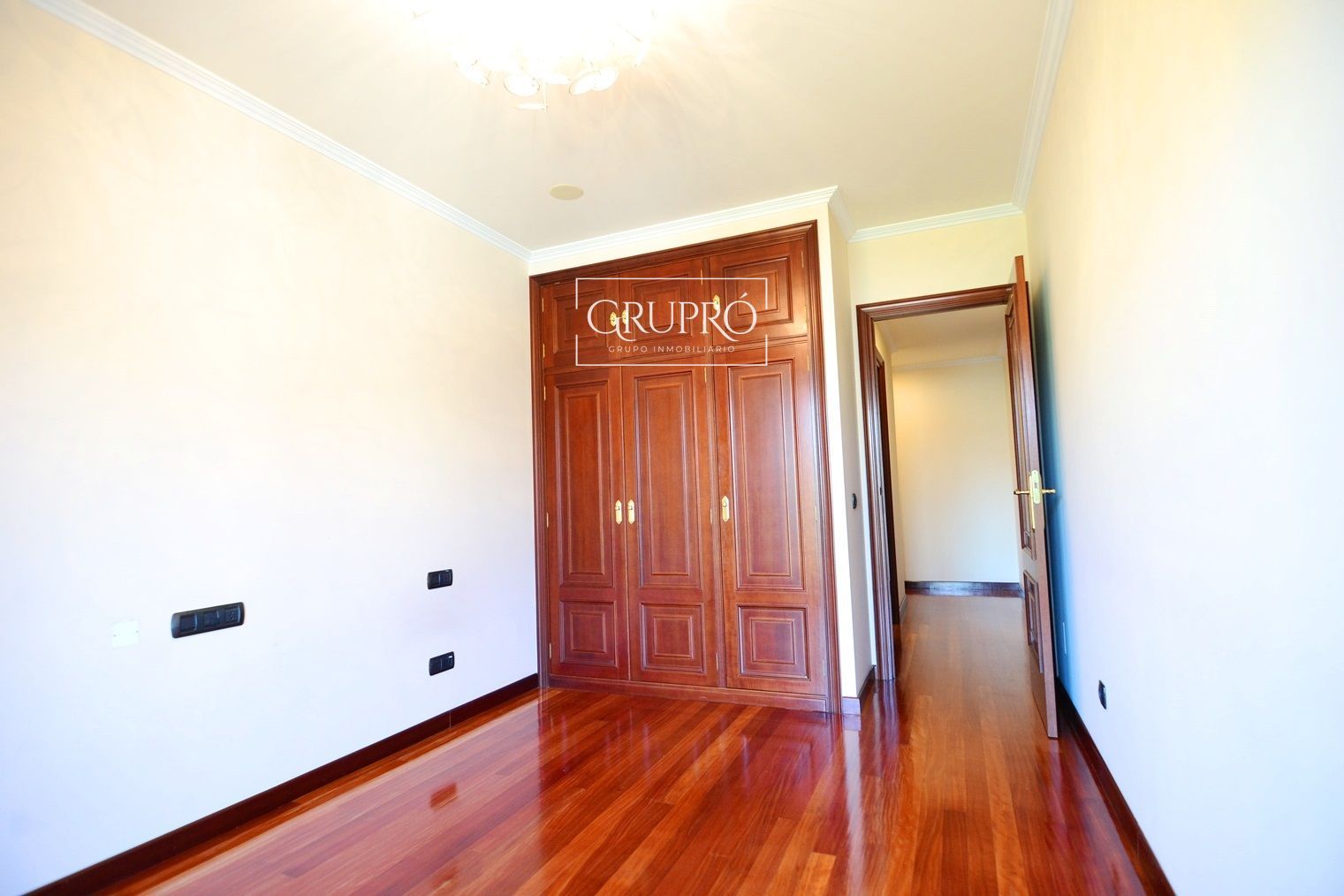 PISO AMUEBLADO DE 3 DORMITORIOS CON GARAJE EN HISPANIDAD