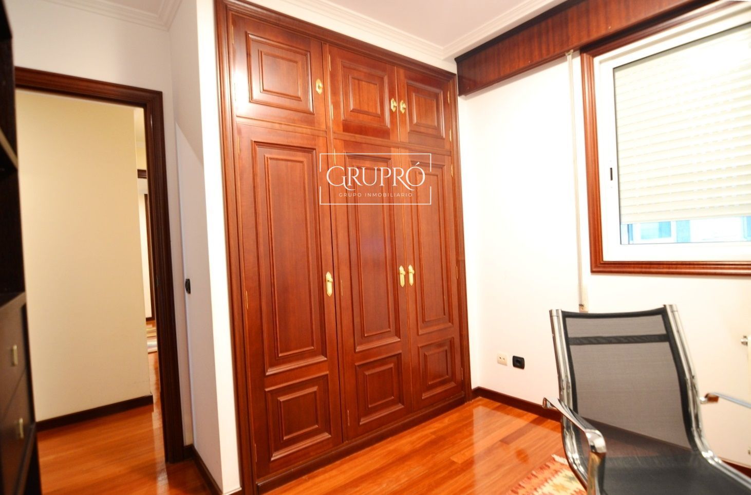 PISO AMUEBLADO DE 3 DORMITORIOS CON GARAJE EN HISPANIDAD