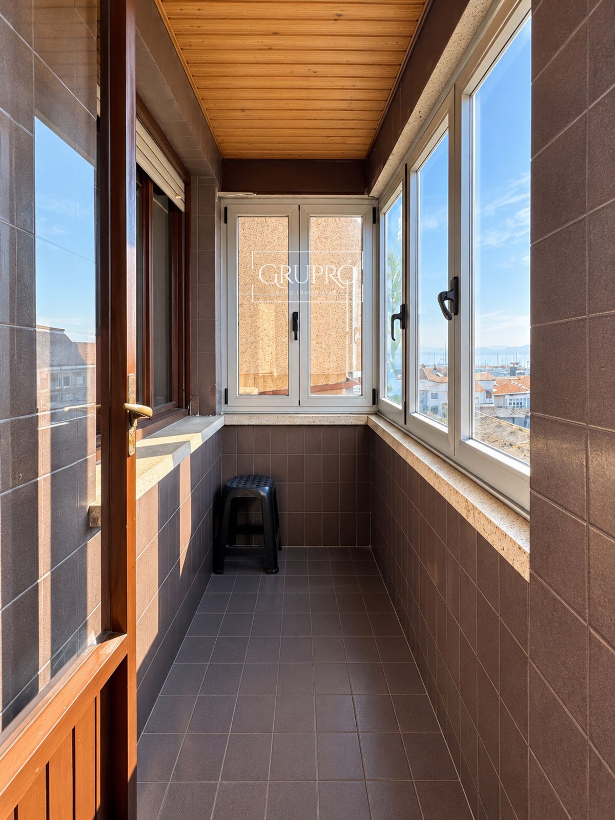 VIVIENDA CON VISTAS AL PUERTO Y UNAS POSIBILIDADES ÚNICAS EN PLENO CENTRO DE BAIONA - Foto 3