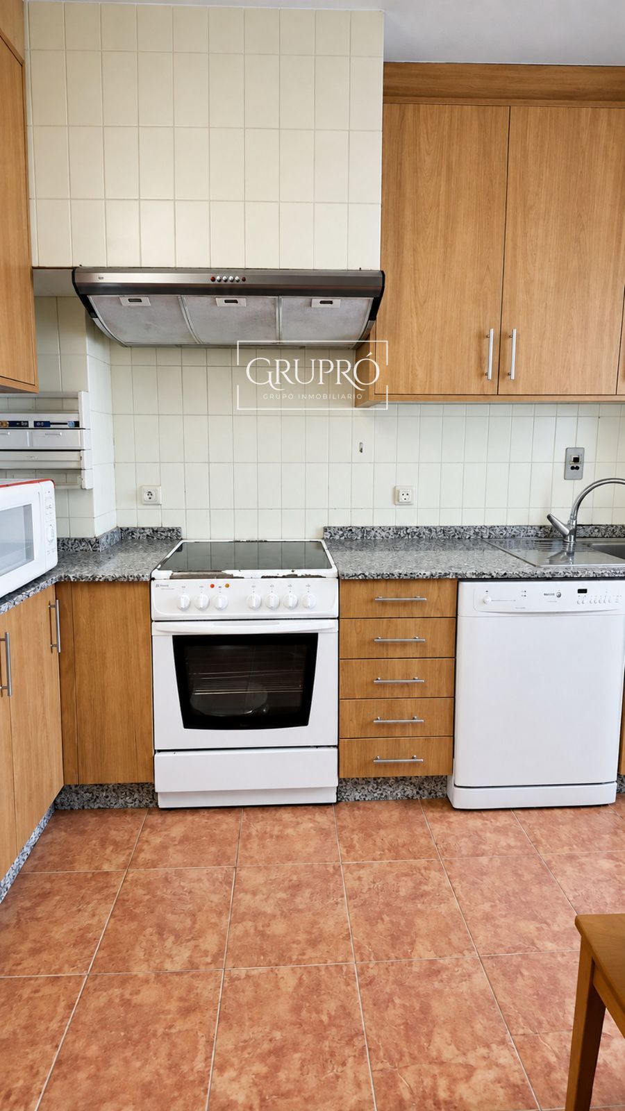 VIVIENDA CON VISTAS AL PUERTO Y UNAS POSIBILIDADES ÚNICAS EN PLENO CENTRO DE BAIONA - Foto 7