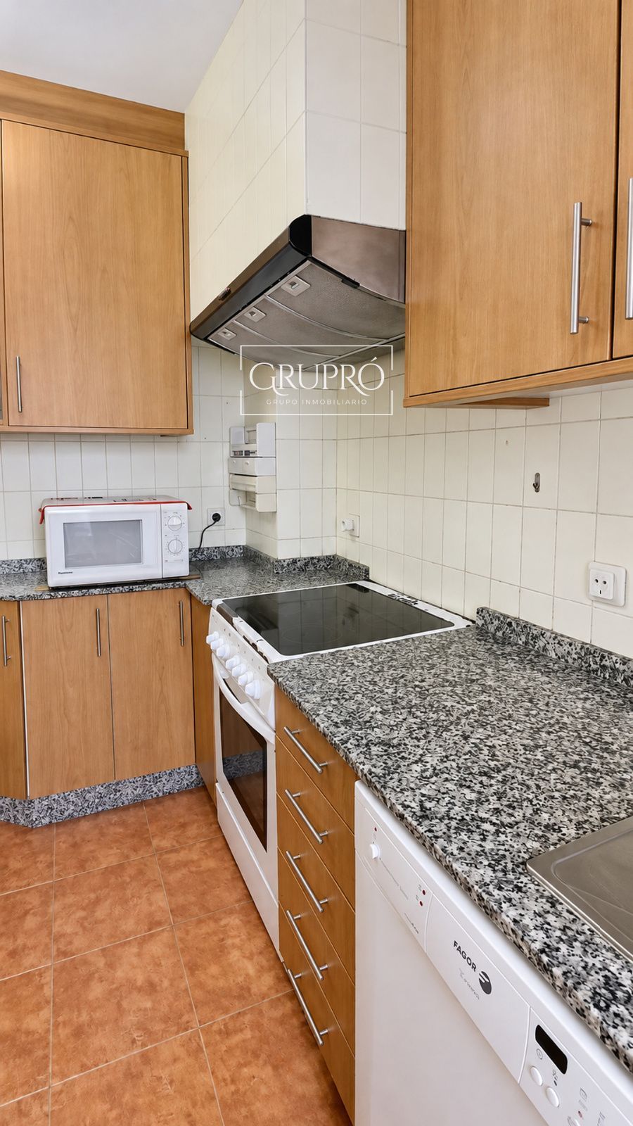 VIVIENDA CON VISTAS AL PUERTO Y UNAS POSIBILIDADES ÚNICAS EN PLENO CENTRO DE BAIONA - Foto 5