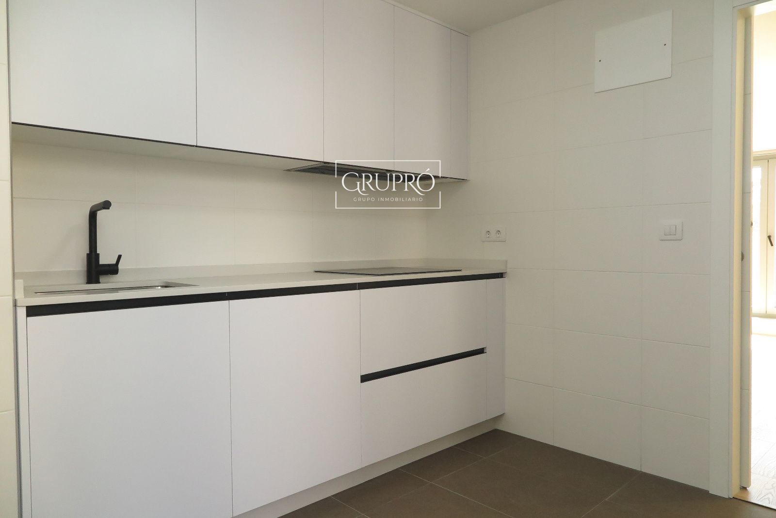 Ático de 1 dormitorio, con terraza de 14 metros cuadrados y orientación oeste (sol de tarde)