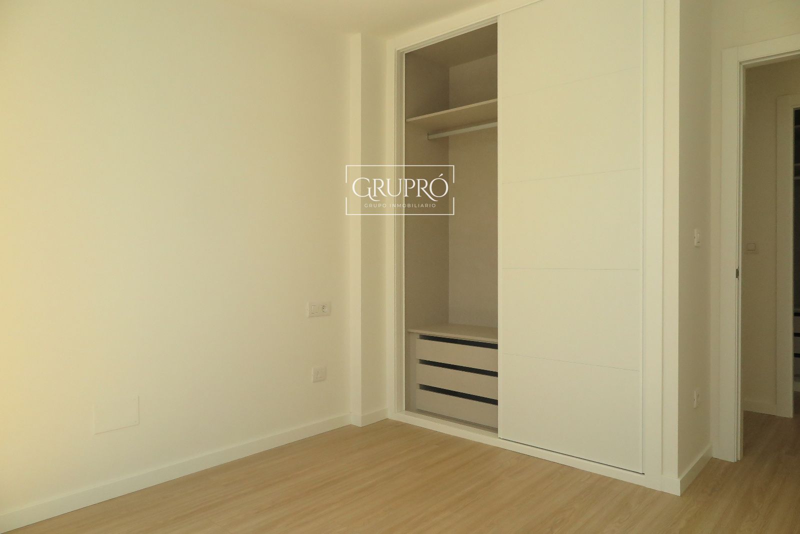 Ático de 1 dormitorio, con terraza de 14 metros cuadrados y orientación oeste (sol de tarde)
