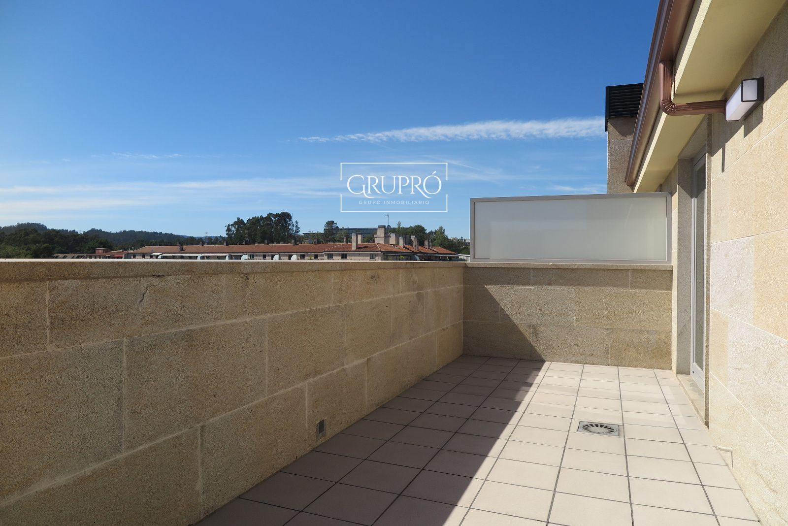 Ático de 1 dormitorio, con terraza de 14 metros cuadrados y orientación oeste (sol de tarde)